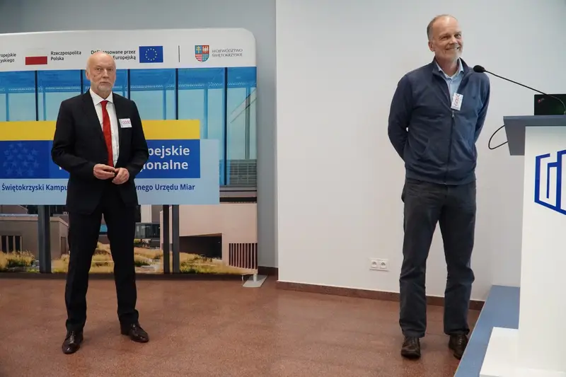 Opening of the seminar — hosts welcoming participants in front of the GUM Świętokrzyski Laboratory Campus banner.